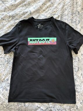 Nike Men’s Black Short Sleeve Tee with Mint and Pink Graphic